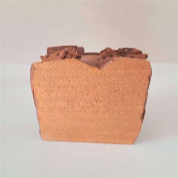 Hand carved Honduras wooden chest/trinket box. - Picture 9 of 9